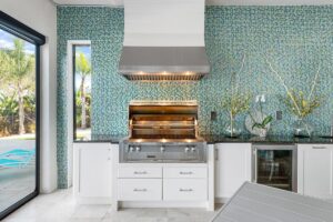 Outdoor kitchen with backsplash tile and Naturkast kitchen cabinets